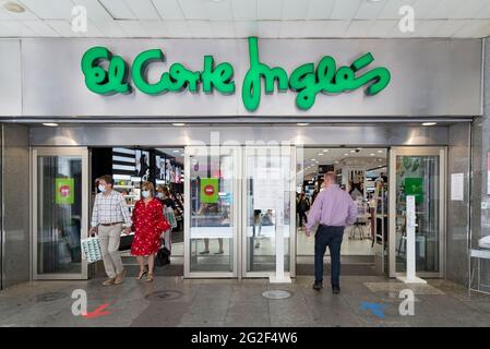 Le persone che indossano mascherine come precauzione contro la diffusione del covid-19 uscire dal grande magazzino El Corte Ingles. (Foto di Xisco Navarro Pardo / SOPA Images/Sipa USA) Foto Stock