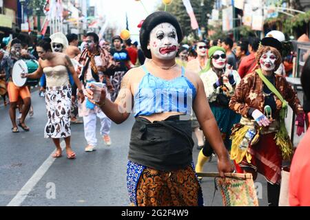 YOGYAKARTA, INDONESIA - 28 ottobre 2015: La gente indossa costumi unici e colorati su un carnevale in via Malioboro, Yogyakarta, Indonesia Foto Stock