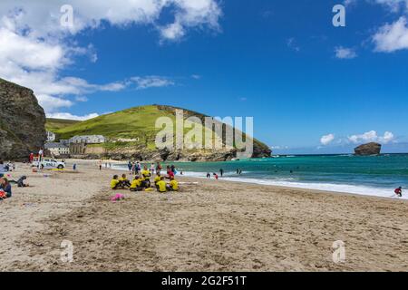 Keeping You Beach Safe - bagnini RNLI in formazione - Beach View e camion RNLI su Portreath Beach, Cornovaglia con dettaglio costa e Blue Sky. Foto Stock