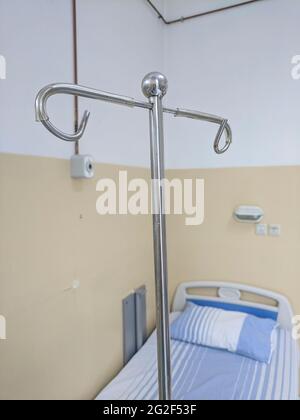 Flacone di soluzione salina appicciato su un palo di metallo in un ospedale rumeno. 23 aprile 2019, Bucarest, Ospedale Colentina Foto Stock