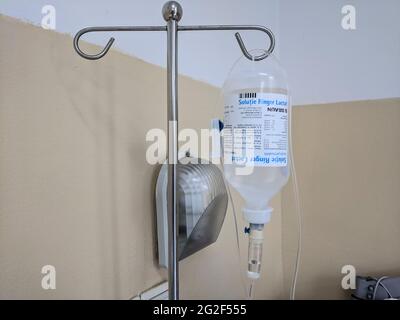 Flacone di soluzione salina appicciato su un palo di metallo in un ospedale rumeno. 23 aprile 2019, Bucarest, Ospedale Colentina Foto Stock