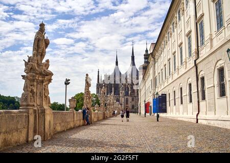 KUTNA HORA, REPUBBLICA CECA - 5 GIUGNO 2021: Via Barborska con la Cattedrale di Santa Barbara sullo sfondo e il Collegio dei Gesuiti sulla destra Foto Stock