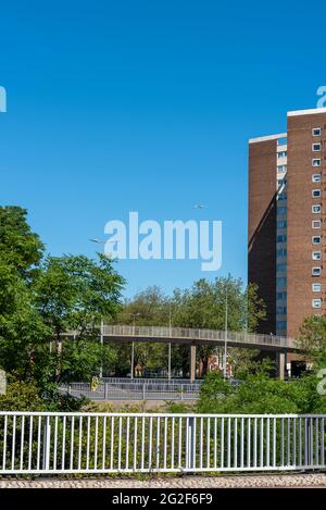 Queensway tenuta Tower Block, alto blocco di appartamenti a Southend on Sea, Essex. A causa di essere demolito migliore Queensway progetto. Passerella sulla A1160 Foto Stock