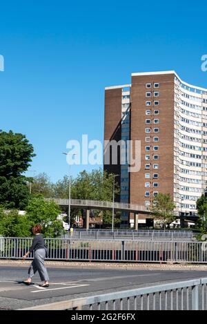 Queensway tenuta Tower Block, alto blocco di appartamenti a Southend on Sea, Essex. Migliore area del progetto Queensway. Persona che attraversa nonostante il sottopassaggio Foto Stock