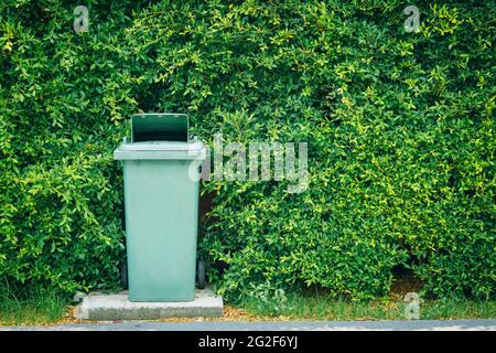 Cestino rifiuti rifiuti rifiuti armadio posto all'aperto intorno piante verdi con spazio per il testo per eco pulito città riciclaggio per il concetto di natura Foto Stock