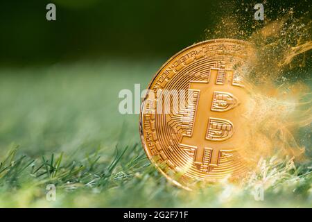 Bitcoin criptovaluta digitale perdere valore prezzo caduta caduta giù concetto di disgregazione. crypto moneta esplosione dispersione dissolvenza out effetto. Foto Stock