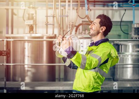 Felice lavoratore ingegnere gridare felice più emozionante per buone notizie o salario in aumento. Foto Stock