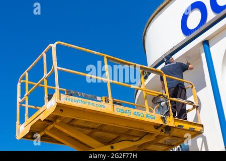 Un dipinto su piattaforma fuori dell'Oceanarium il Bournemouth Aquarium a Bournemouth, Dorset UK nel mese di giugno Foto Stock