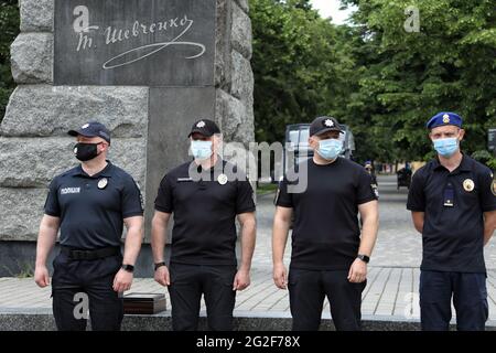 ODESA, UCRAINA - 10 GIUGNO 2021 - gli ufficiali sono in piedi all'attenzione durante la cerimonia congiunta della polizia nazionale e della Guardia nazionale per segnare il primo Foto Stock