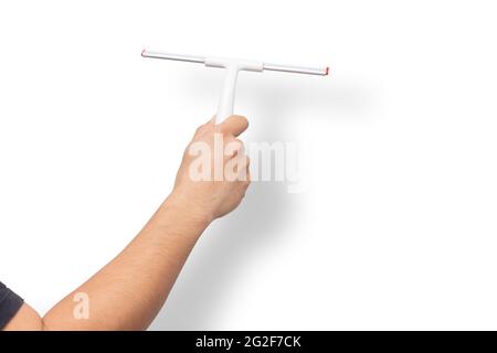 Mano maschio con detergente per tergicristalli vetro per auto spazzola per vetri parabrezza isolata su sfondo bianco con percorso di ritaglio. Foto Stock