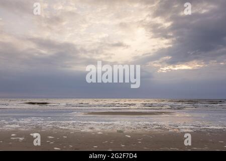Spiaggia nei Paesi Bassi con bolle d'aria Foto Stock
