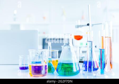 Matraccio di vetro in laboratorio di ricerca Science Chemical o Medical con liquido colorato per sfondo Foto Stock