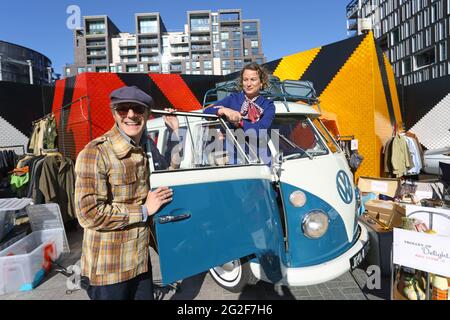 GRAN BRETAGNA /Inghilterra /Londra / Coppia con la classica Volkswagen Campervan al Classic Car Boot sale a Londra Foto Stock