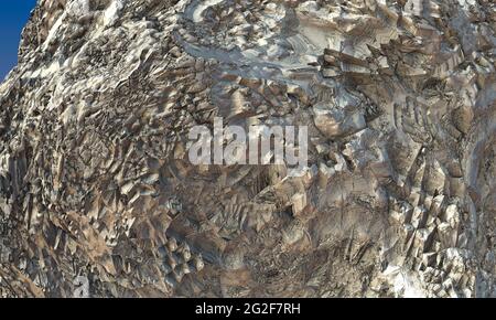 Pietra, roccia, masso, ciottoli, ciottoli nel deserto sullo sfondo di un cielo pesante Foto Stock