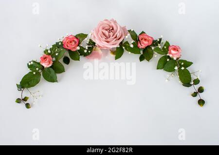 Arco di decorazione da rose fresche, piatto, isolato su sfondo bianco. Modello per San Valentino, Giornata internazionale della donna, Festa della mamma, compleanno Foto Stock