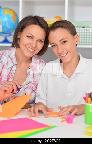 Porait di madre insegna al figlio di fare oggetti artigianali Foto Stock