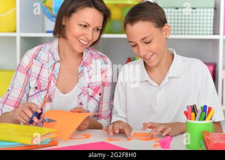 Porait di madre insegna al figlio di fare oggetti artigianali Foto Stock