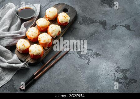 Panini giapponesi di sushi denominati EBI al forno con wasabi e pesce di salmone insieme, su fondo di pietra grigia, con copyspace e spazio per il testo Foto Stock