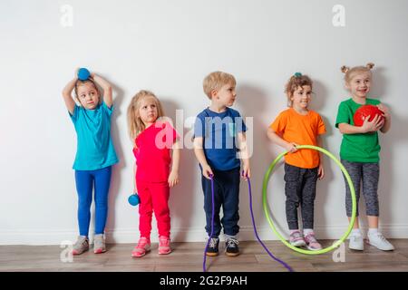 I bambini adorano fare attività fisiche in preschool Foto Stock