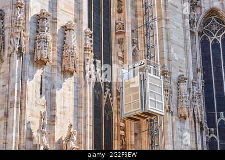 Milano, Italia - 7 luglio 2020. Lavori di restauro nel Duomo di Milano, nel Duomo di Milano, lavoratori con ascensore meccanico. Duomo edificio cattedrale durante Foto Stock