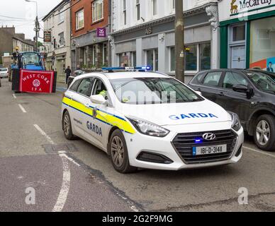 Skibbereen, West Cork, Irlanda, venerdì 11 giugno 2021. Gli agricoltori hanno portato i loro trattori nelle strade di Skibbereen oggi come parte di una protesta coordinata in diverse città della contea per mostrare le loro preoccupazioni per le attuali proposte DELLA PAC e il progetto di legge sul clima del governo. Credit aphperspective/ Alamy Live News Foto Stock