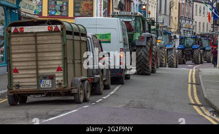 Skibbereen, West Cork, Irlanda, venerdì 11 giugno 2021. Gli agricoltori hanno portato i loro trattori nelle strade di Skibbereen oggi come parte di una protesta coordinata in diverse città della contea per mostrare le loro preoccupazioni per le attuali proposte DELLA PAC e il progetto di legge sul clima del governo. Credit aphperspective/ Alamy Live News Foto Stock