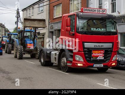 Skibbereen, West Cork, Irlanda, venerdì 11 giugno 2021. Gli agricoltori hanno portato i loro trattori nelle strade di Skibbereen oggi come parte di una protesta coordinata in diverse città della contea per mostrare le loro preoccupazioni per le attuali proposte DELLA PAC e il progetto di legge sul clima del governo. Credit aphperspective/ Alamy Live News Foto Stock