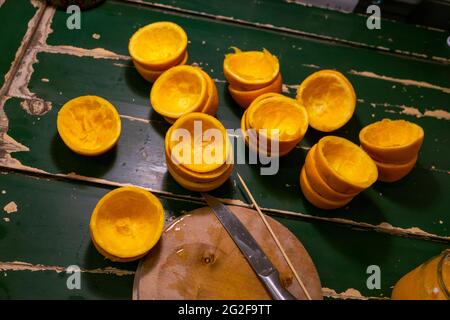 Le metà spremute di arancia non fanno altro che preparare succo d'arancia fresco. --- un fine settimana a Brooklyn House, Martham Foto Stock