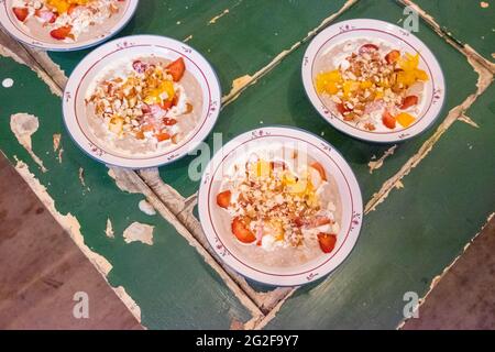 Porridge sano e delizioso fatto con latte d'avena e frutta fresca. --- un fine settimana a Brooklyn House, Martham Foto Stock