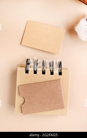marcare a caldo mockup con molti carta artigianale e soggetti diversi, carta intestata ecocompatibile. Scrivania da ufficio con carta. Notebook di diverse dimensioni, da materiali riciclati. Spazio di lavoro contemporaneo. Derisione. Foto Stock