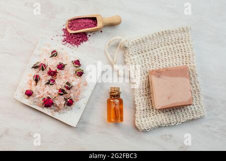 Olio essenziale di rosa e la creazione di cosmetici fatti in casa Foto Stock