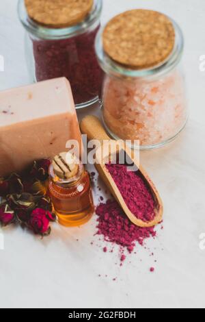 Olio essenziale di rosa e la creazione di cosmetici fatti in casa Foto Stock