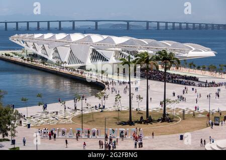 RIO DE JANEIRO, BRASILE - 6 GENNAIO 2016: Visitatori in coda per visitare il Museo del domani, inaugurato di recente in Piazza Maua. Foto Stock