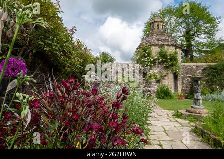 Dovecote in Nymans Gardens a Handcross, West Sussex. I pittoreschi giardini circondano una vecchia casa abbandonata e si affacciano su High Weald. Foto Stock