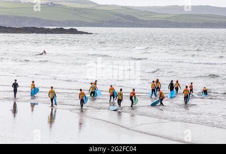 Garrettstown, Cork, Irlanda. 11 Giugno 2021. Un gruppo di giovani si dirige per la prima volta verso il mare durante un campo estivo per surfisti a Garrettstown, Co. Cork, Irlanda. - credito; David Creedon / Alamy Live News Foto Stock