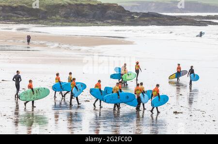 Garrettstown, Cork, Irlanda. 11 Giugno 2021. Un gruppo di giovani si dirige per la prima volta verso il mare durante un campo estivo per surfisti a Garrettstown, Co. Cork, Irlanda. - credito; David Creedon / Alamy Live News Foto Stock