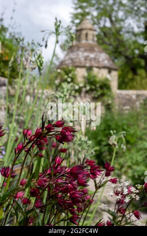 Dovecote in Nymans Gardens a Handcross, West Sussex. I pittoreschi giardini circondano una vecchia casa abbandonata e si affacciano su High Weald. Foto Stock