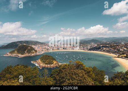 Donostia San Sebastian - Baia della Concha - bella panoramica - Paesi Baschi, Spagna - Panorama Foto Stock