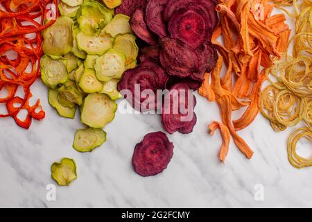 Cumulo di verdure disidratate isolato su bianco come spuntino per vegetariani Foto Stock