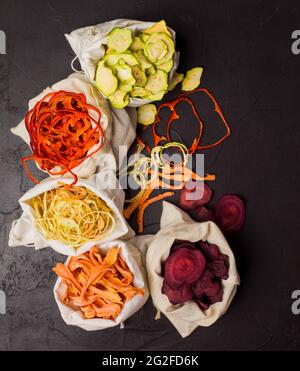 Verdure disidratate in sacchetti di tessuto su nero Foto Stock