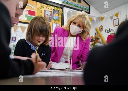 LA First Lady JILL Biden DEGLI STATI UNITI parla con i bambini della classe di accoglienza schoolÕs durante una visita alla Connor Downs Academy di Hayle, nella Cornovaglia occidentale, durante la vetta del G7 in Cornovaglia. Data immagine: Venerdì 11 giugno 2021. Foto Stock