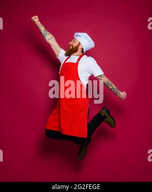 l'uomo chef salta e agisce come un super eroe Foto Stock