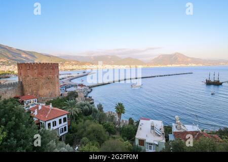 La storica Kızıl Kule (Torre Rossa), il Castello nella penisola di Alanya, il Mar Mediterraneo, Antalya distretto, Turchia. Foto Stock