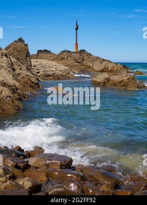 Barrel Rock si allunga verso il mare ed è così chiamato dopo il suo faro, un barile sostenuto su un palo di metallo. Questo è usato per guidare la spedizione intorno a questa da Foto Stock