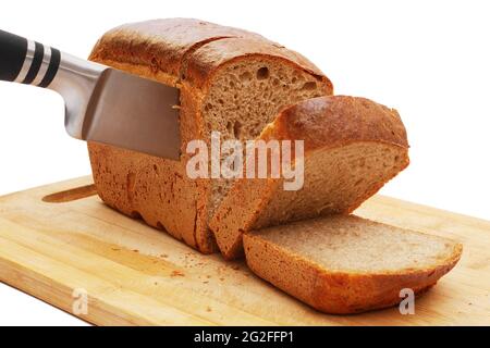 Affettare il pane. Pane di segale su un asse da cucina. Affettatrice per  pane Foto stock - Alamy