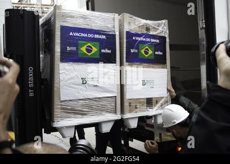 San Paolo, Brasile. 11 Giugno 2021. (INT) la consegna del vaccino Coronavac 800,000 da parte del governatore di Sao Paulo. 11 giugno 2021, San Paolo, Brasile: Il Governatore di San Paolo, Joao Doria, Jean Gorinchteyn, Segretario della Salute di San Paolo, Dimas Covas, Direttore dell'Istituto Butantan, ha accompagnato la consegna di oltre 800,000 dosi di Coronavac, vaccino Butantan contro il coronavirus al PNI (programma nazionale di immunizzazione) del Ministero della Salute.Credit: LECO Viana /Thenews2 Credit: LECO Viana/TheNEWS2/ZUMA Wire/Alamy Live News Foto Stock