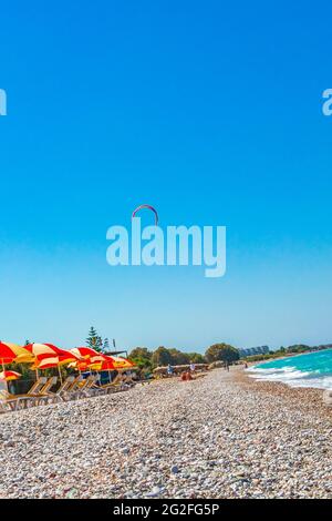 Rilassatevi nel windsurf e nelle vacanze a Rodi in Grecia e nelle splendide acque turchesi della spiaggia di Ialysos. Foto Stock