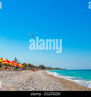 Rilassatevi nel windsurf e nelle vacanze a Rodi in Grecia e nelle splendide acque turchesi della spiaggia di Ialysos. Foto Stock