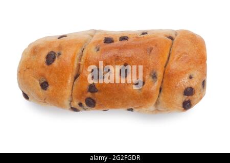 studio shot di brioche al cioccolato tagliata su sfondo bianco - John Gollop Foto Stock