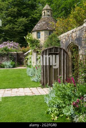 Dovecote in Nymans Gardens a Handcross, West Sussex. I pittoreschi giardini circondano una vecchia casa abbandonata e si affacciano su High Weald. Foto Stock